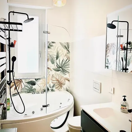 Charming King With Balcony And Jacuzzi Como