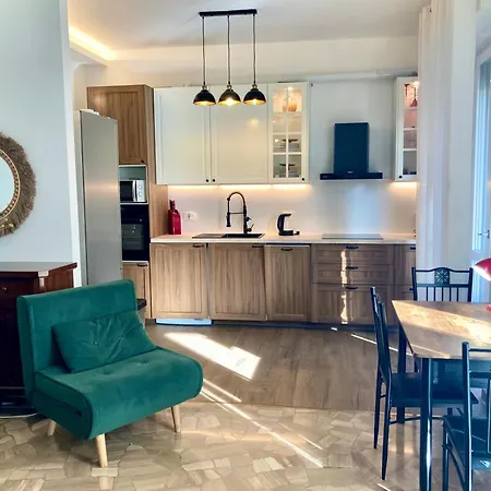 Charming King With Balcony And Jacuzzi Apartmán *