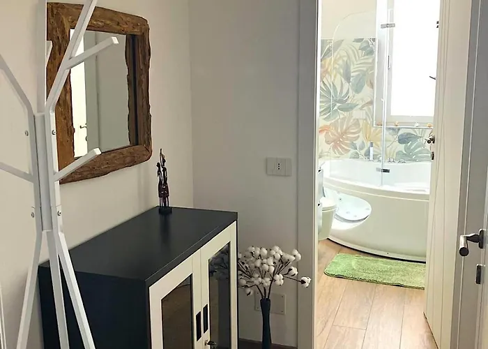 Charming King With Balcony And Jacuzzi