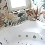 Apartment Charming King With Balcony And Jacuzzi Como