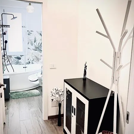 Charming King With Balcony And Jacuzzi Appartement Côme